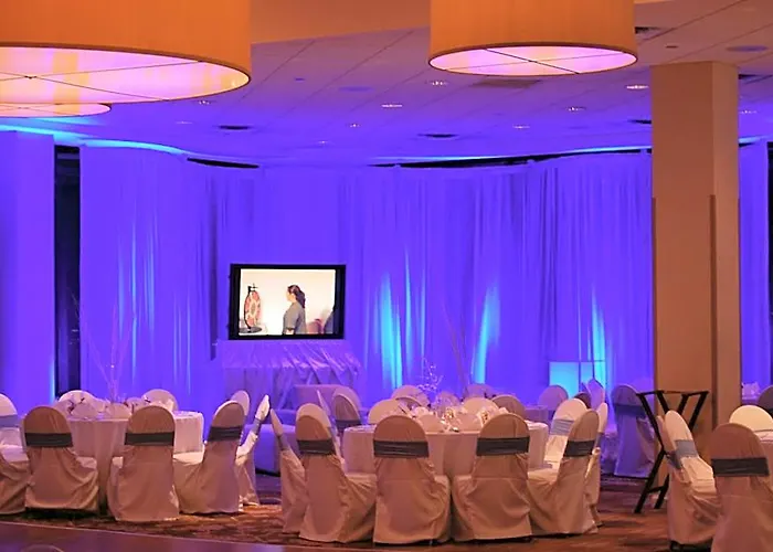 Doubletree By Hilton And Conference Center Chicago North Shore Hotel 4*
