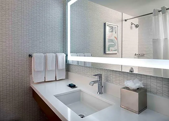 Doubletree By Hilton And Conference Center Chicago North Shore